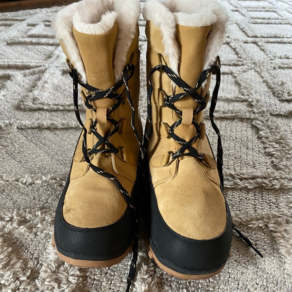 Universal Thread - Women’s winter boots.
